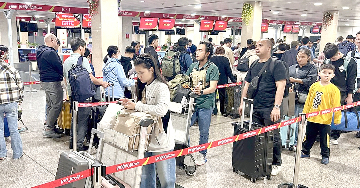 Tân Sơn Nhất vào cao điểm bay Tết