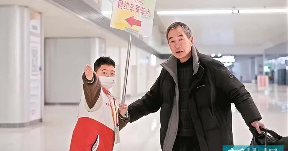 Tình nguyện viên chỉ đường 12 tuổi ở ga tàu Trung Quốc khiến dân mạng trầm trồ