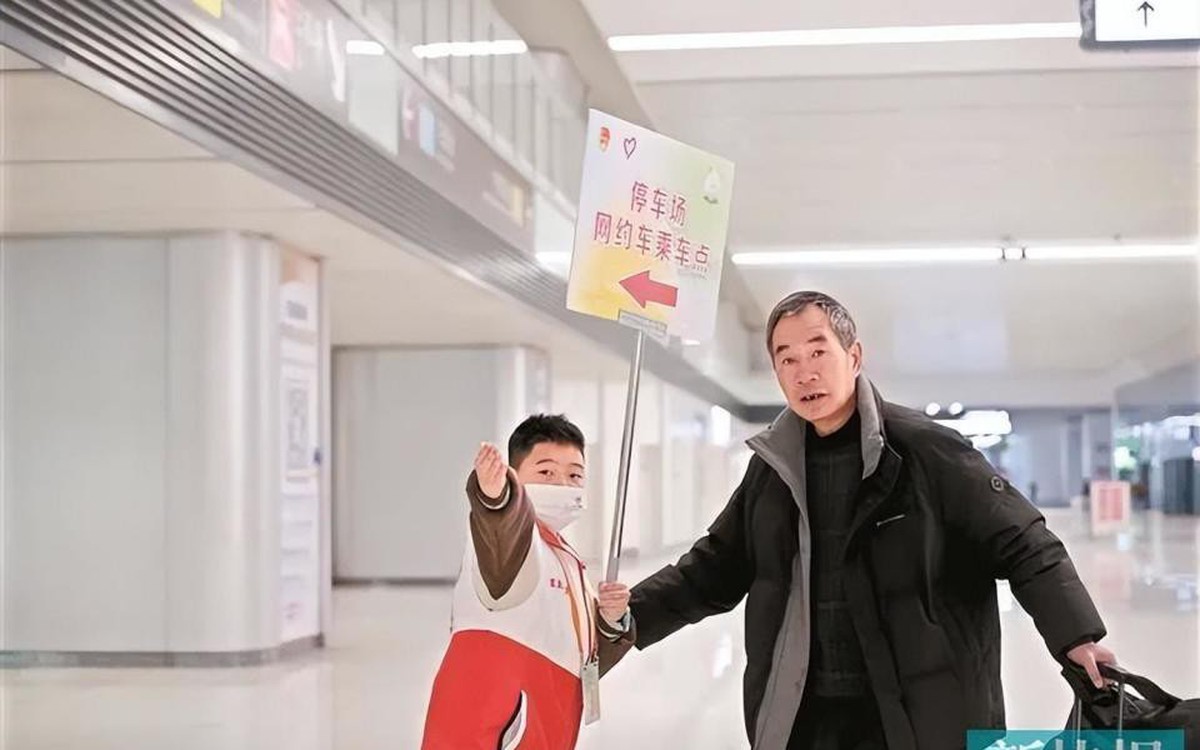 Tình nguyện viên chỉ đường 12 tuổi ở ga tàu Trung Quốc khiến dân mạng trầm trồ