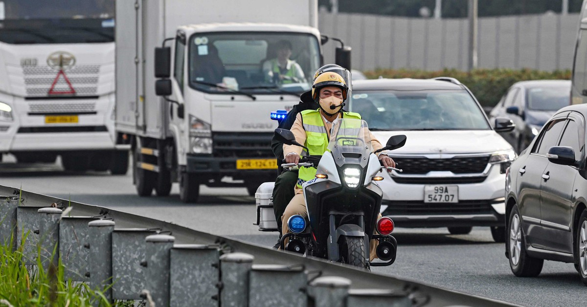 15 mô tô đặc chủng của CSGT tuần tra liên tục trên cao tốc Hà Nội - Thanh Hóa dịp Tết