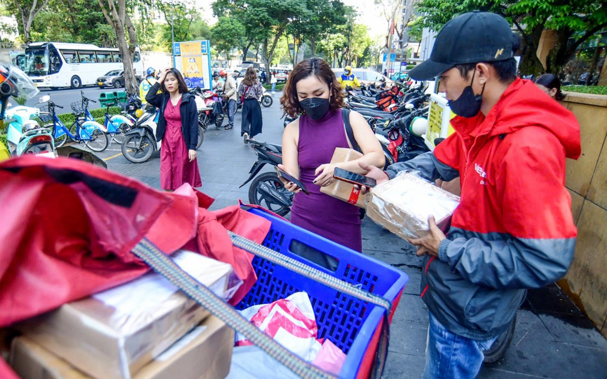 Mua sắm trực tuyến tăng mạnh, nhưng người Việt ngày càng thận trọng hơn với hàng hóa