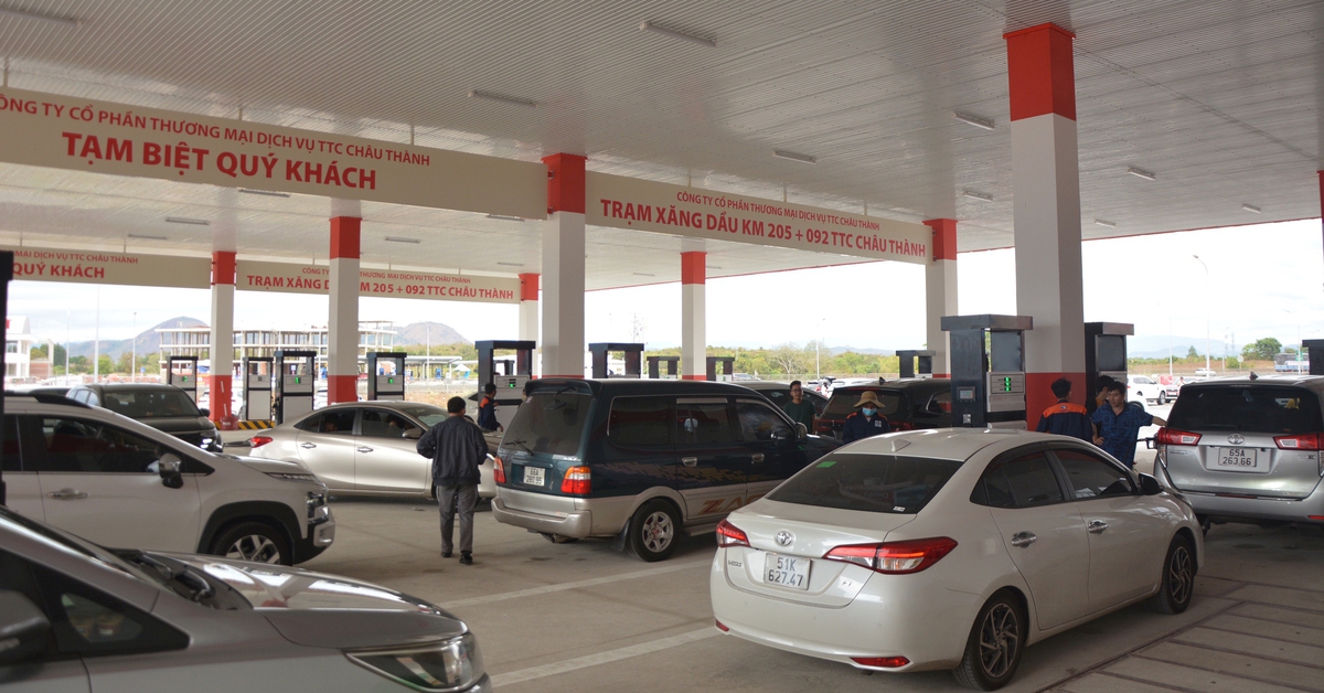 Ngày đầu bán xăng trên trạm dừng nghỉ cao tốc Vĩnh Hảo - Phan Thiết, xe vào tấp nập