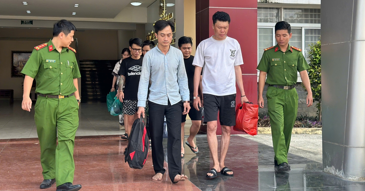 Ngụy trang ma túy trong hộp thức ăn thú cưng, 8 người bị bắt