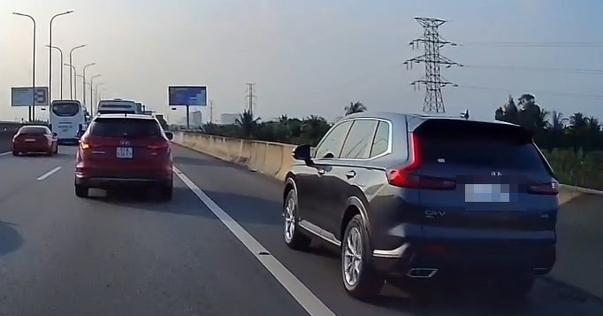 Tài xế chạy vào làn khẩn cấp cao tốc TP.HCM - Long Thành để 'đi cho nhanh' bị phạt 5 triệu đồng