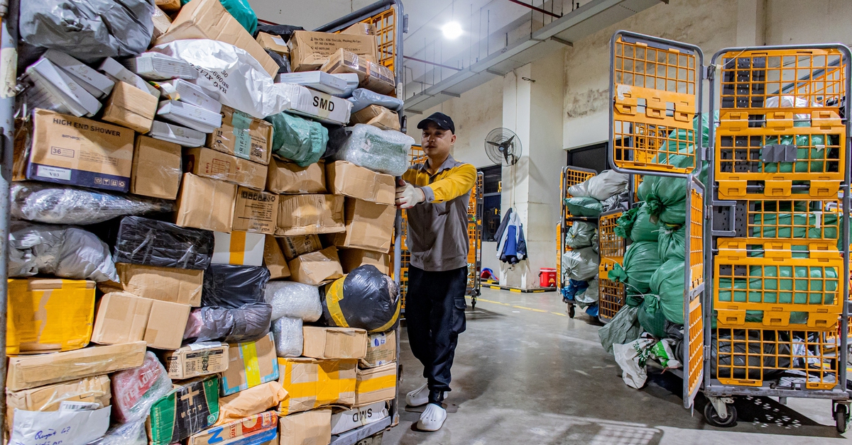 Nhân viên bưu cục 'trắng đêm' phân loại hàng hóa dịp mua sắm cuối năm