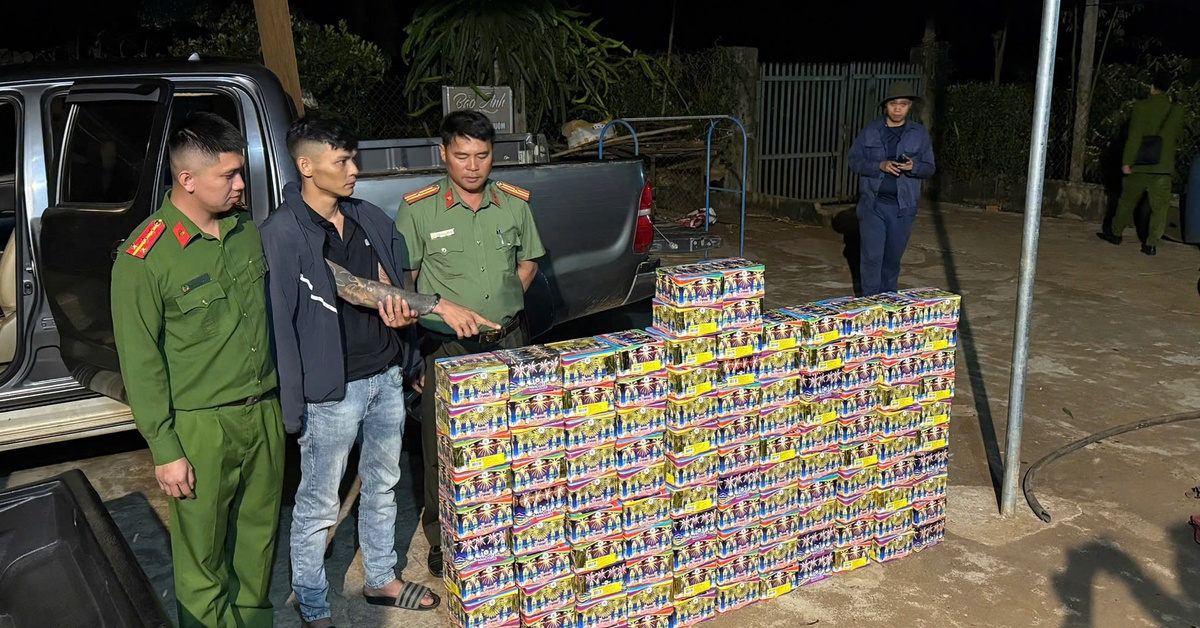 Xe bán tải độ chế khoang bí mật chở pháo lậu từ Gia Lai về Đắk Lắk