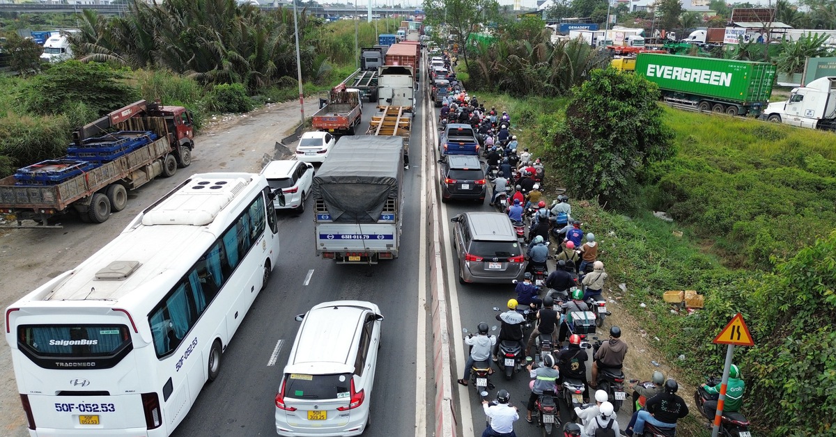 Cửa ngõ phía Đông TP.HCM đang kẹt xe nghiêm trọng