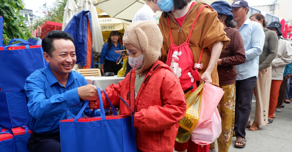 Chương trình 'Mang Tết về nhà' năm 2026 đưa hàng ngàn người khó khăn về quê đón Tết