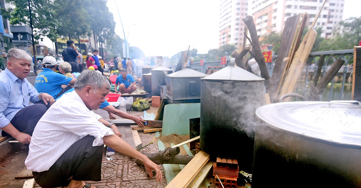 Đỏ lửa bên kênh Nhiêu Lộc nấu 2.000 bánh chưng, bánh tét tặng người khó khăn