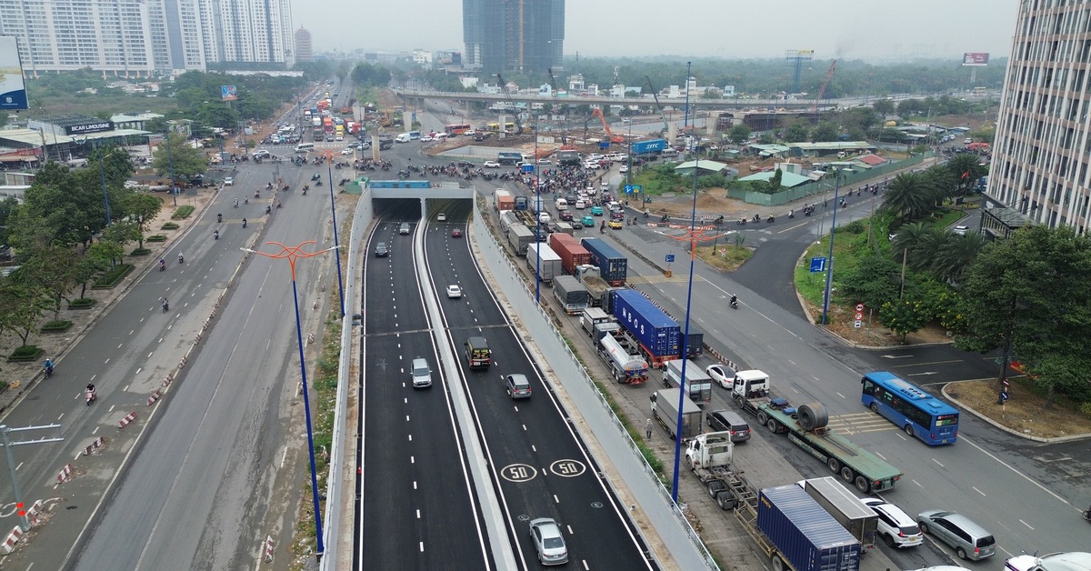 Người dân về quê chiều 24 Tết: Nút giao An Phú thoáng nhờ có hầm chui, quanh sân bay ùn ứ