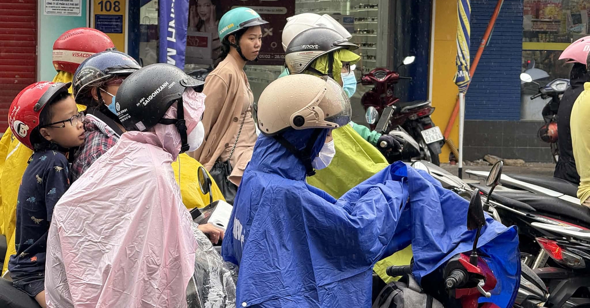 Chiều 24 Tết, TP.HCM trời âm u, mưa trái mùa kèm gió giật