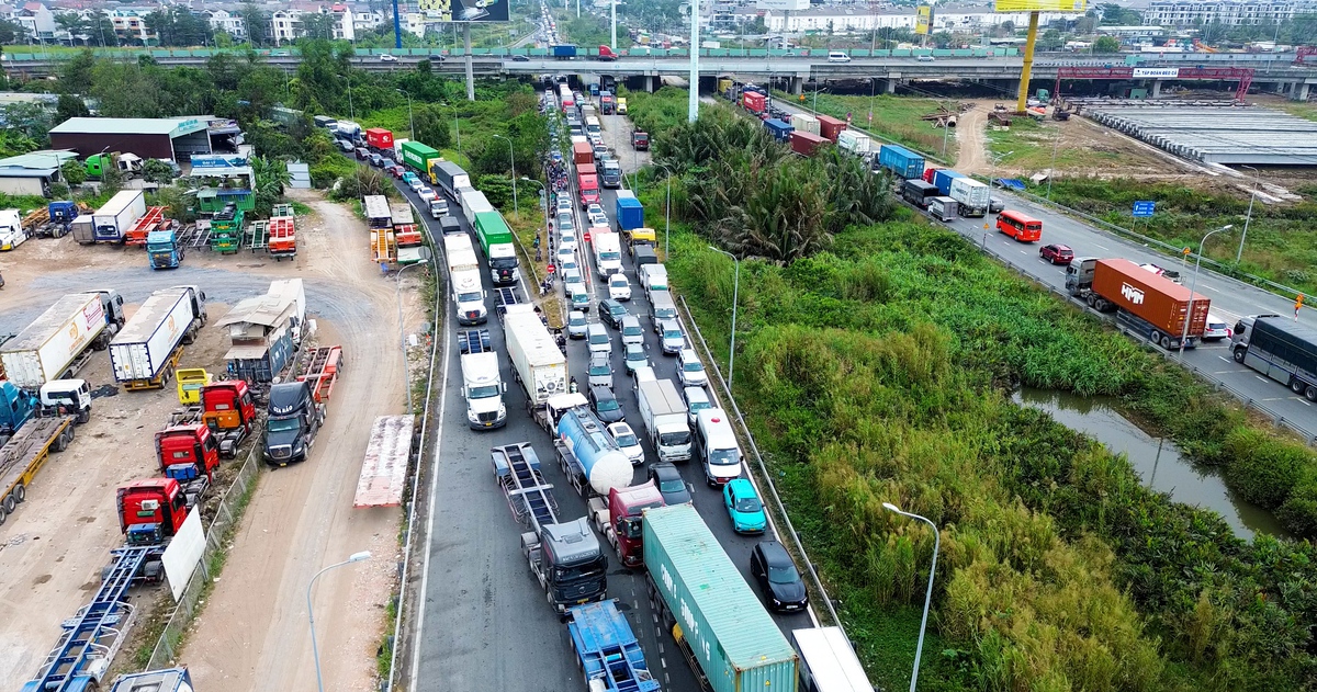 Kẹt xe kéo dài ở cửa ngõ phía Đông TP.HCM ngày 24 Tết