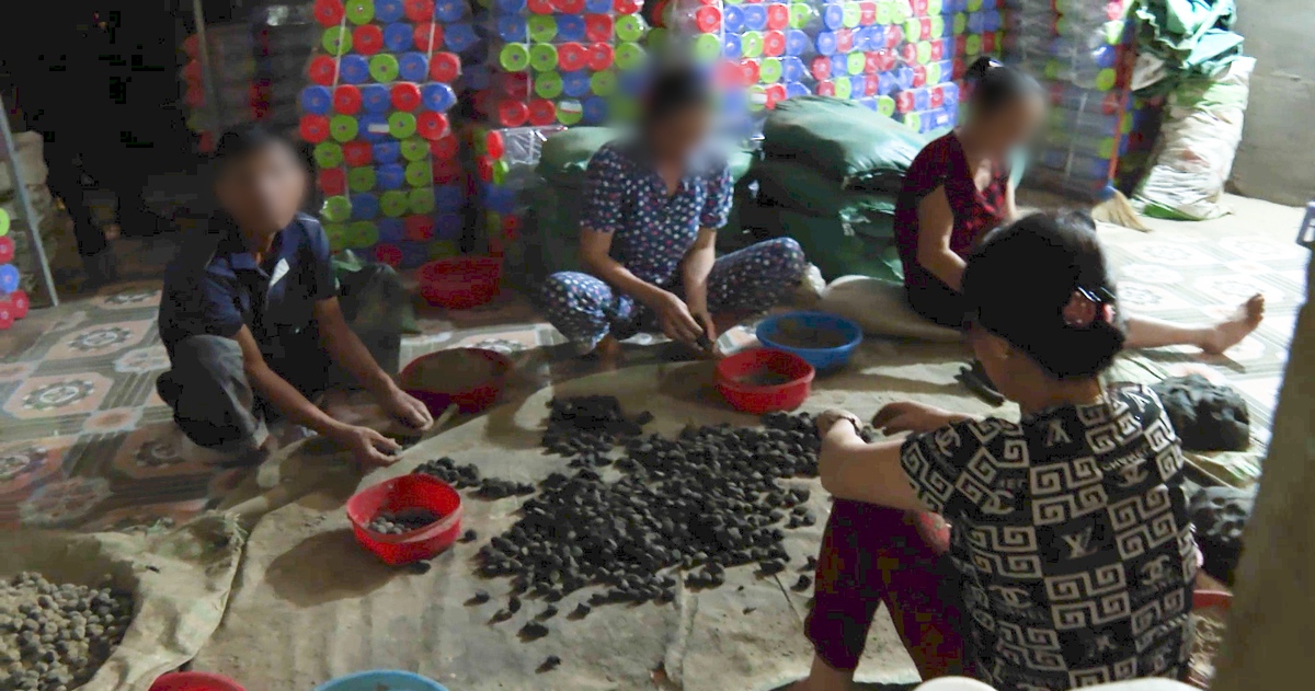 Bên trong hai cơ sở sản xuất, buôn bán thuốc đông y cổ truyển giả vừa bị công an Hà Tĩnh triệt phá