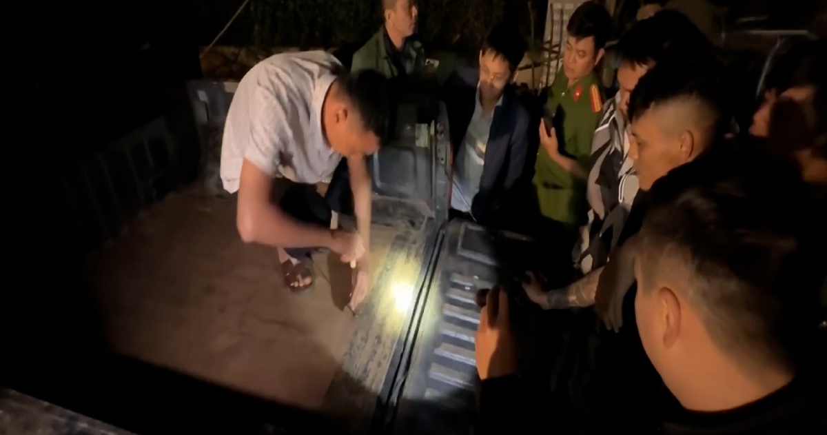 Cận cảnh ngăn bí mật chứa gần 2 tạ pháo trên xe bán tải