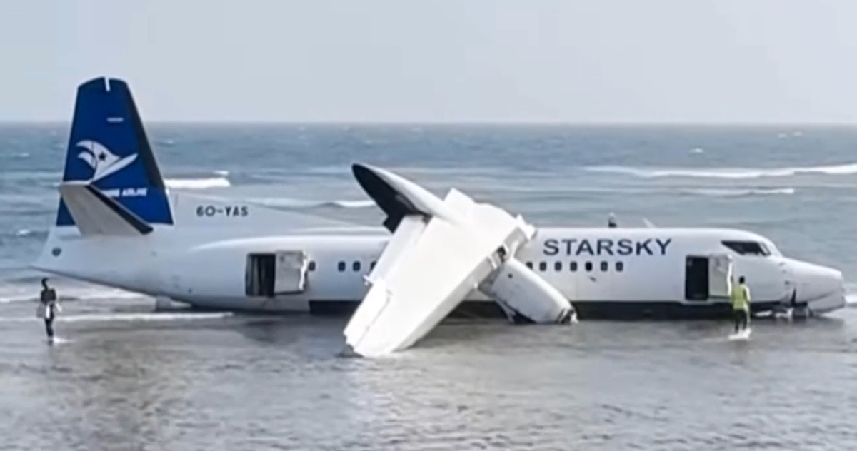 Máy bay chở 55 người trượt khỏi đường băng lao xuống bờ biển ở Somalia