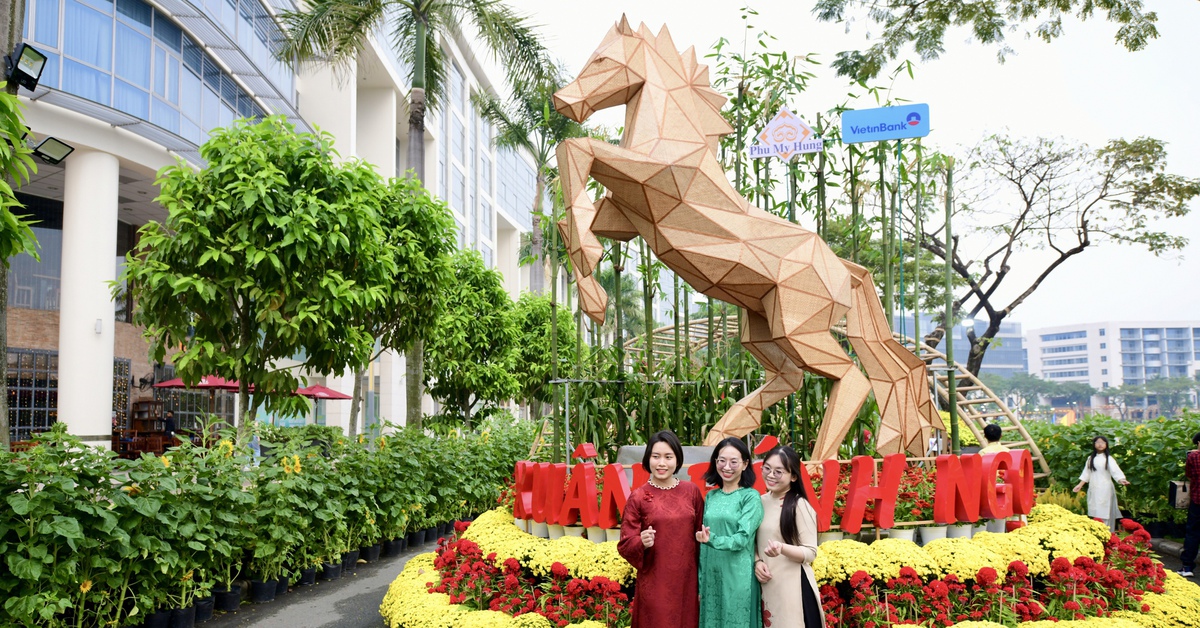 Ngựa cao 4,5m đã xuất hiện tại hội hoa xuân Phú Mỹ Hưng