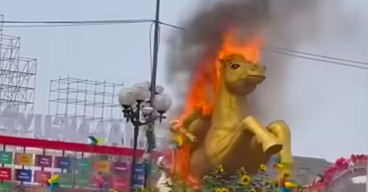 Linh vật ngựa bị cháy giữa quảng trường ở Thái Nguyên