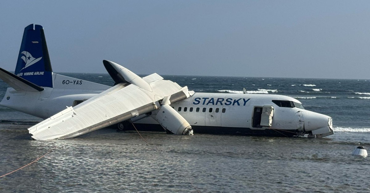 Máy bay gãy cánh, lao xuống bờ biển, may mắn không có thương vong