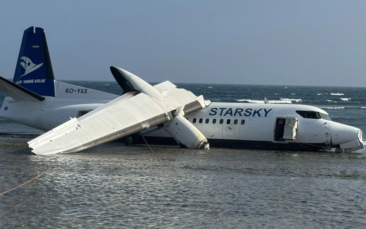 Máy bay gãy cánh, lao xuống bờ biển, may mắn không có thương vong
