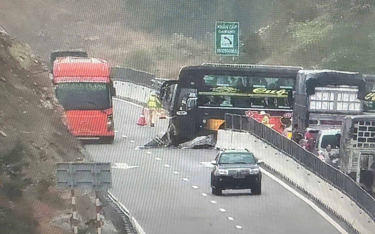 Xe khách xoay ngang chặn đường sau khi đâm vào dải phân cách cao tốc Vĩnh Hảo - Cam Lâm