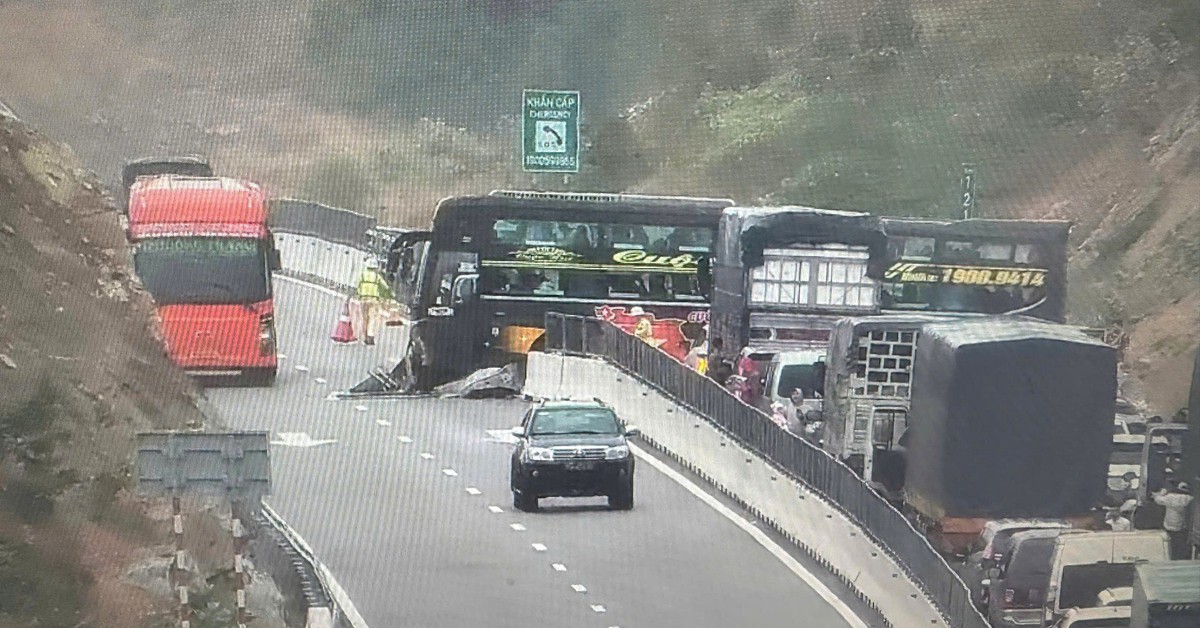 Xe khách xoay ngang chặn đường sau khi đâm vào dải phân cách cao tốc Vĩnh Hảo - Cam Lâm