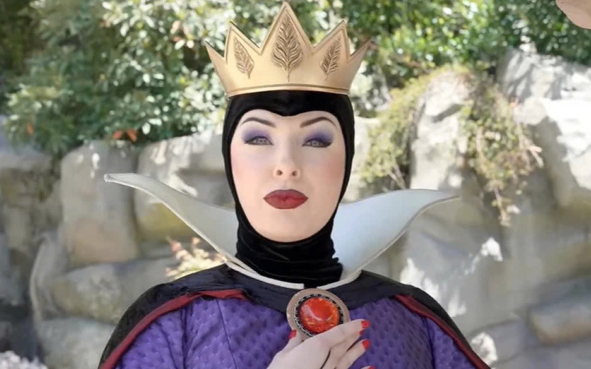 Lý do 'Hoàng hậu độc ác' gây sốt Disneyland bị sa thải
