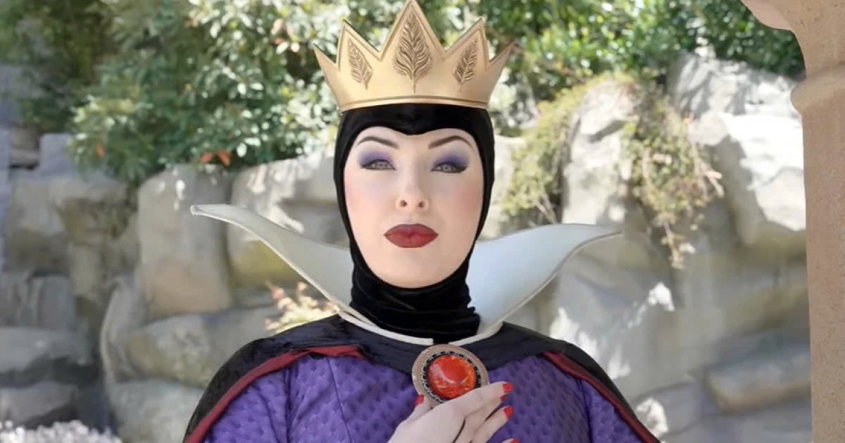 Lý do 'Hoàng hậu độc ác' gây sốt Disneyland bị sa thải