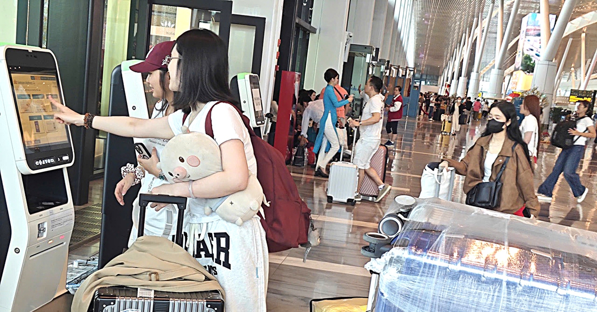 Bay mùa Tết, đừng dại 'khóa mình' vào hàng dài trước quầy thủ tục truyền thống