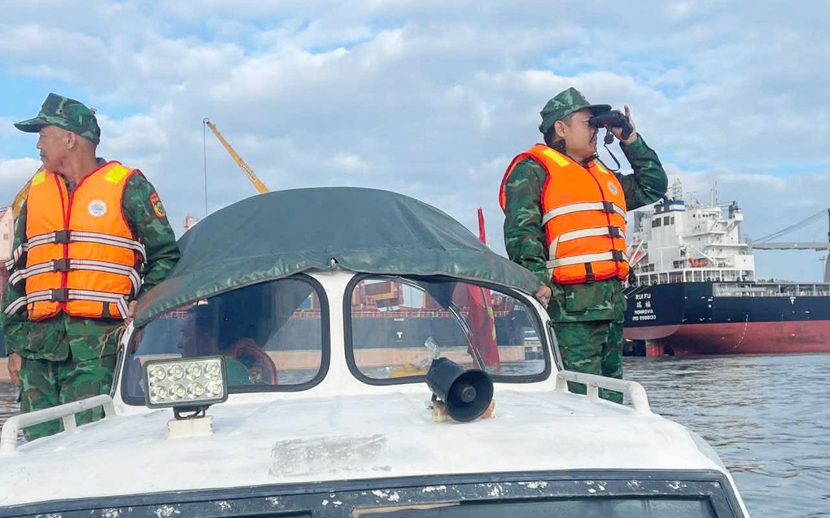 Cứu 3 ngư dân trên tàu cá chìm vì đâm vào đá ngầm