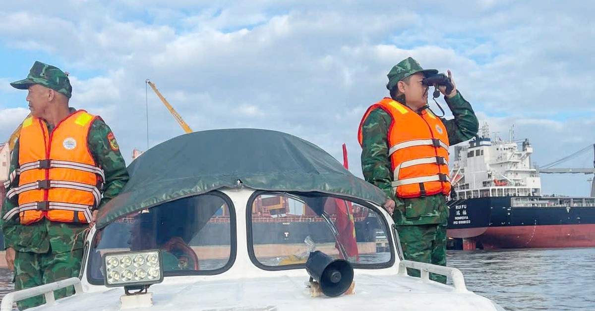 Cứu 3 ngư dân trên tàu cá chìm vì đâm vào đá ngầm