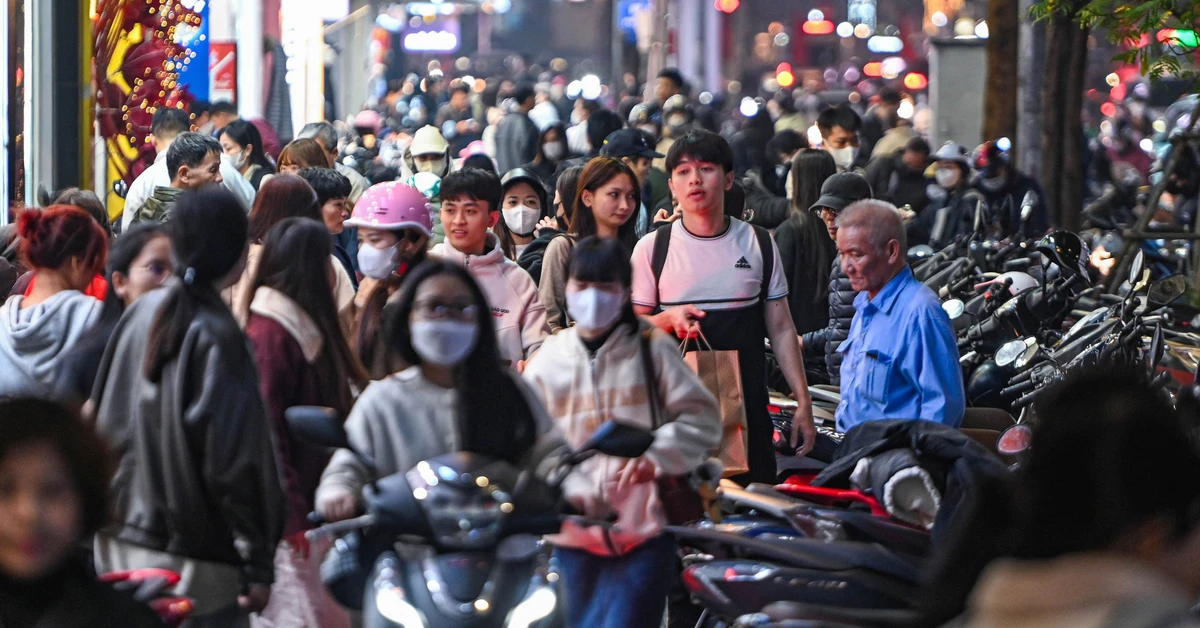 'Biển người' sắm Tết tới tận nửa đêm trên các con đường thời trang Hà Nội