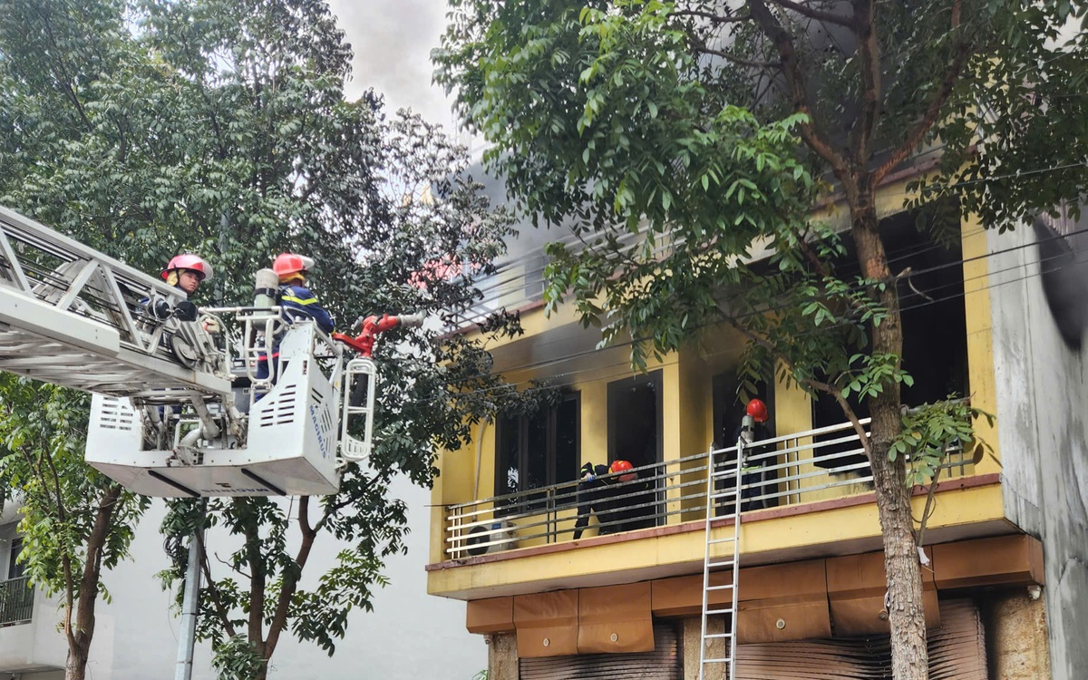 Lửa lớn ở cửa hàng đồ nhựa, cảnh sát phá cửa, dùng xe thang chữa cháy