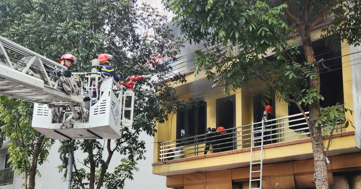 Lửa lớn ở cửa hàng đồ nhựa, cảnh sát phá cửa, dùng xe thang chữa cháy