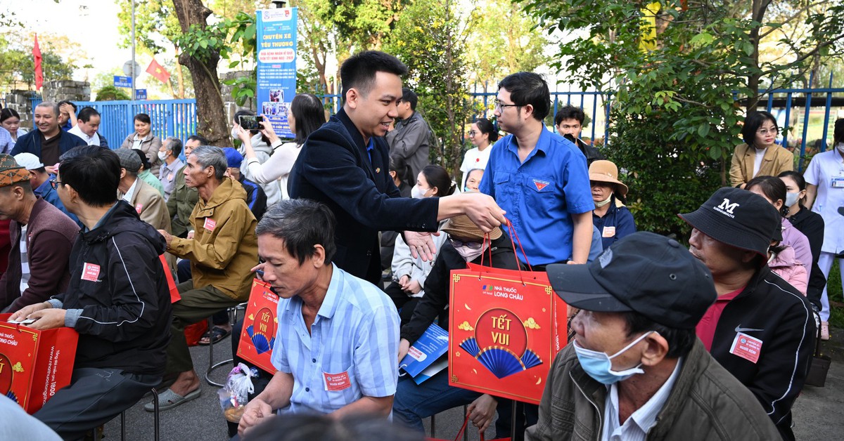 Ấm lòng những ‘Chuyến xe yêu thương’ đưa bệnh nhân về quê đón Tết