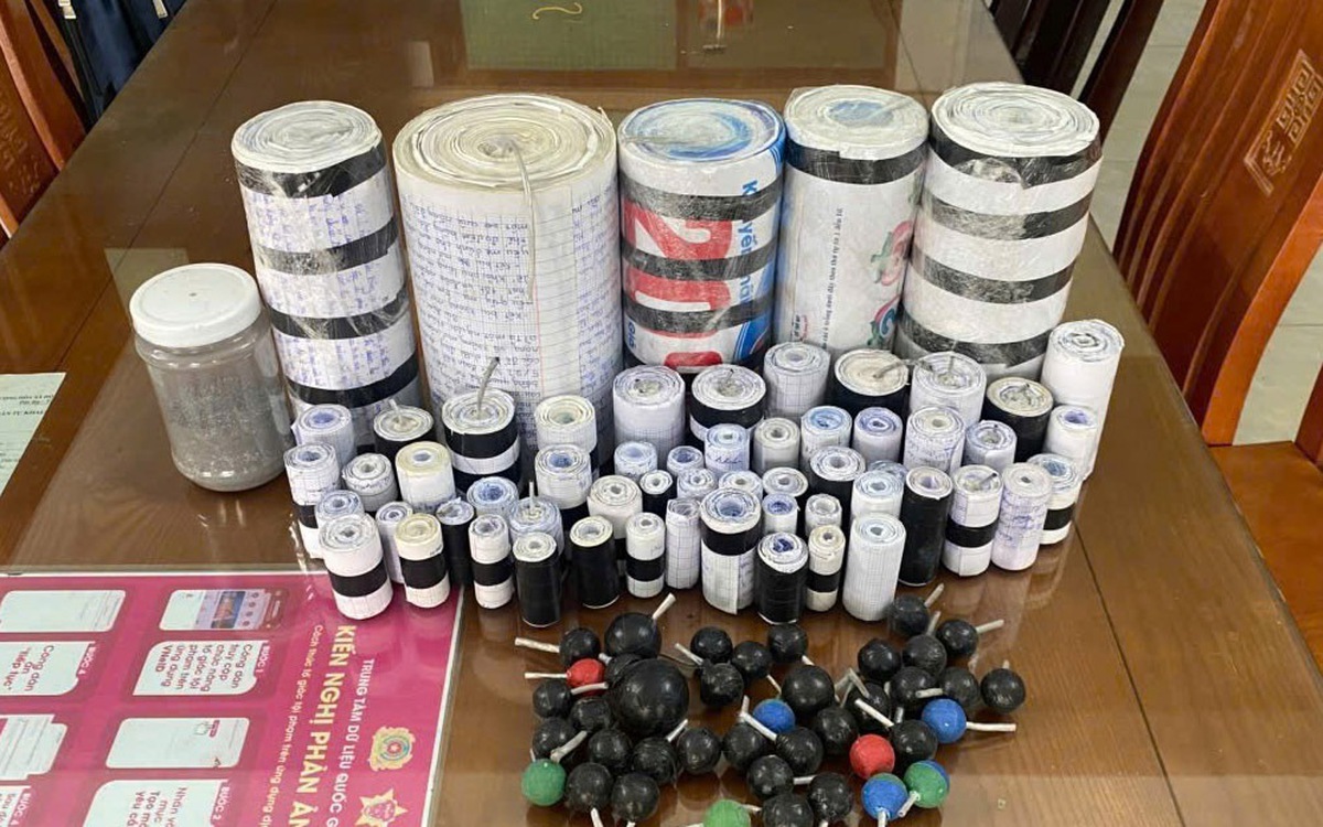 2 người đến công an tự nguyện giao nộp hơn 260 viên pháo tự chế, pháo bi