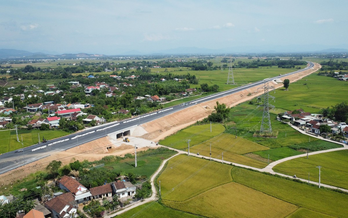 Đường cao tốc từ hầm đèo Cù Mông tới TP Quảng Ngãi đi vào khai thác từ hôm nay