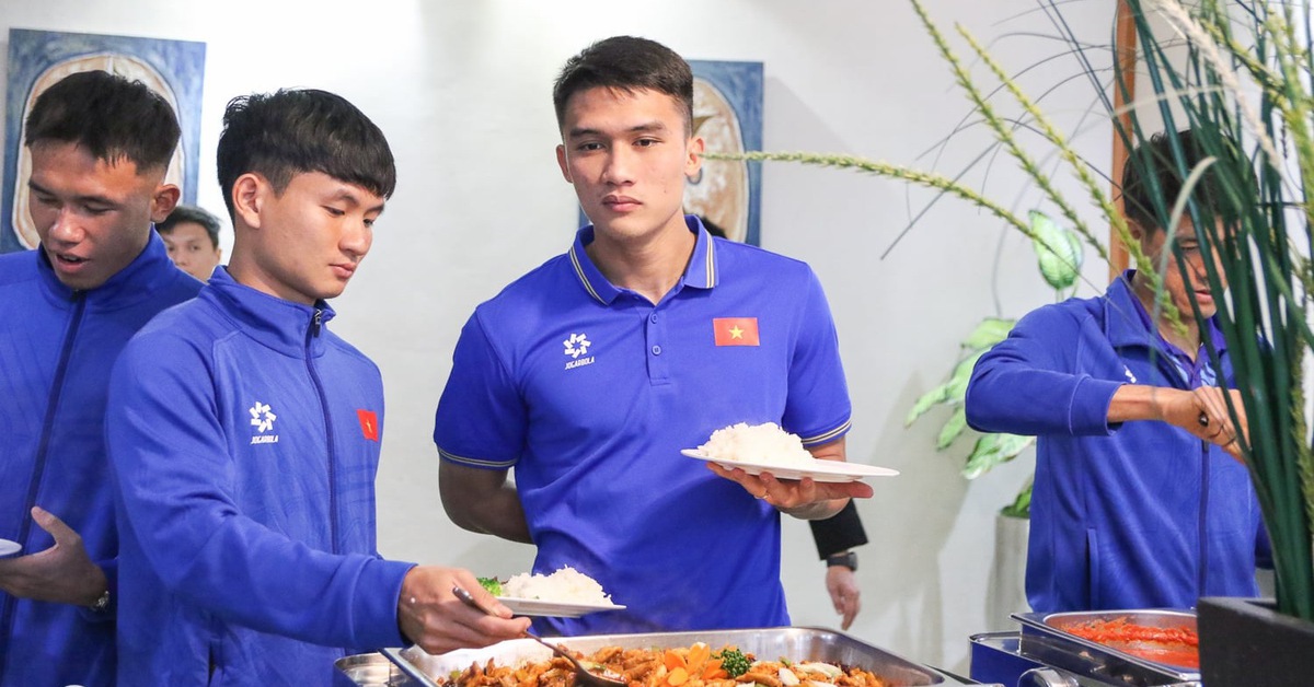 Vì sao cầu thủ trẻ không nên ăn buffet?