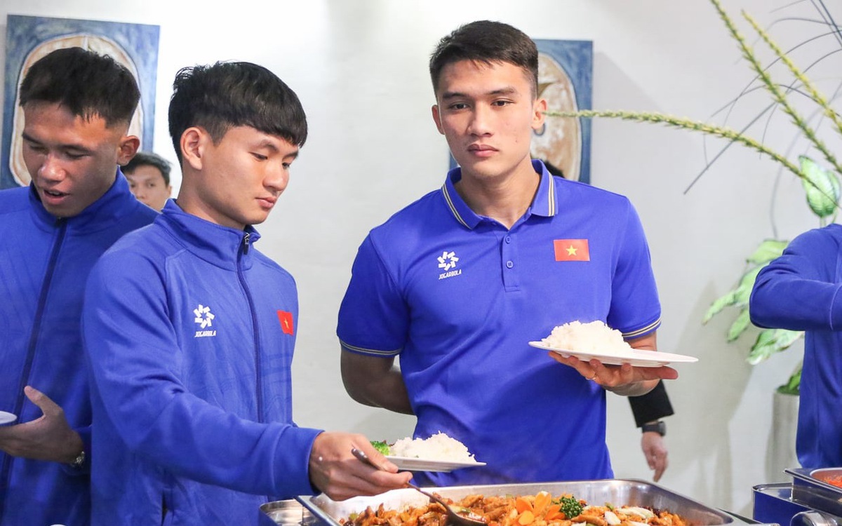 Vì sao cầu thủ trẻ không nên ăn buffet?