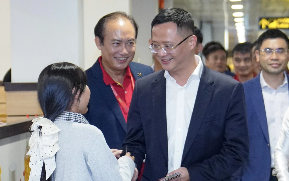 Cục trưởng Cục Hàng không thăm, chúc Tết bà con ngay tại sân bay Tân Sơn Nhất