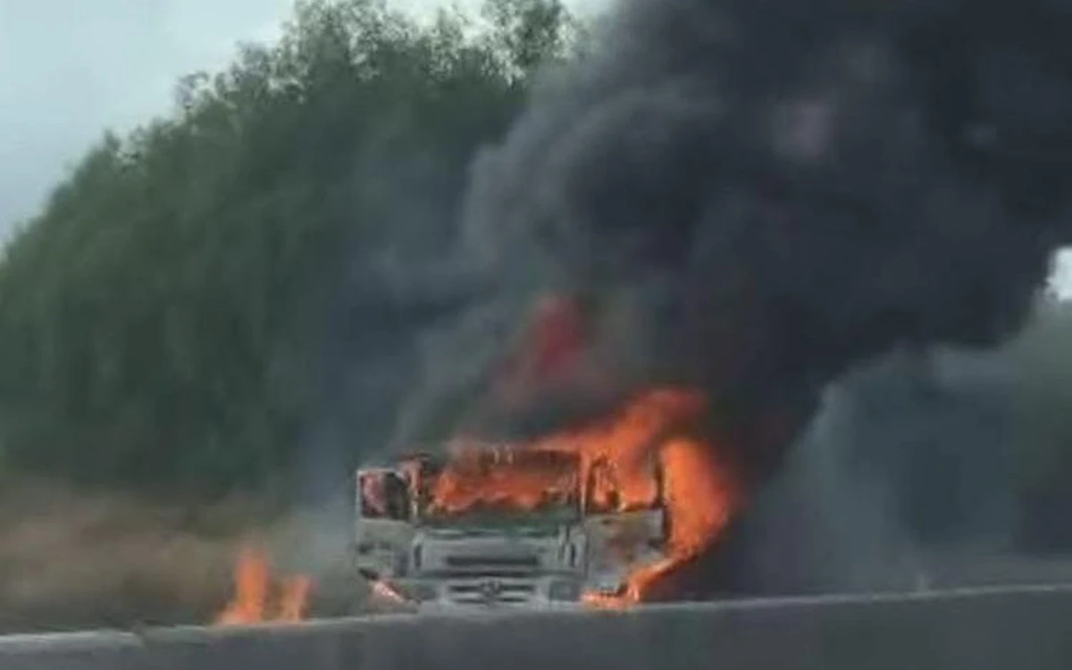 Xe tải bốc cháy dữ dội trên cao tốc Phan Thiết - Dầu Giây, hiện trường đã được giải tỏa