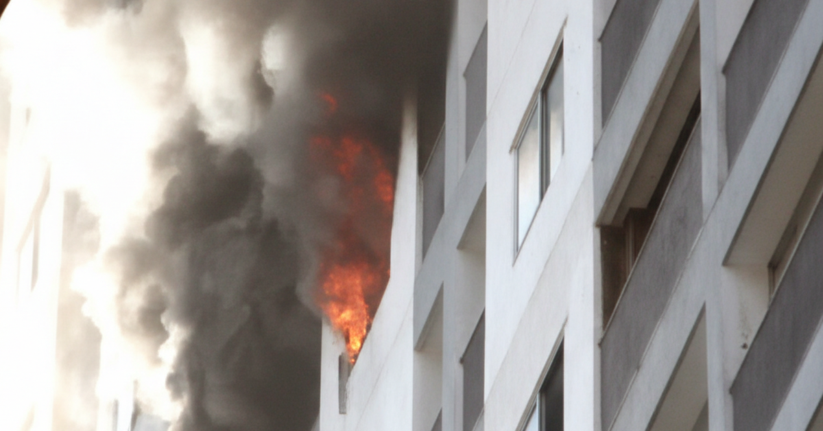 Cháy lớn tại căn hộ chung cư ở Nha Trang, hàng trăm dân cư phải di chuyển xuống đất