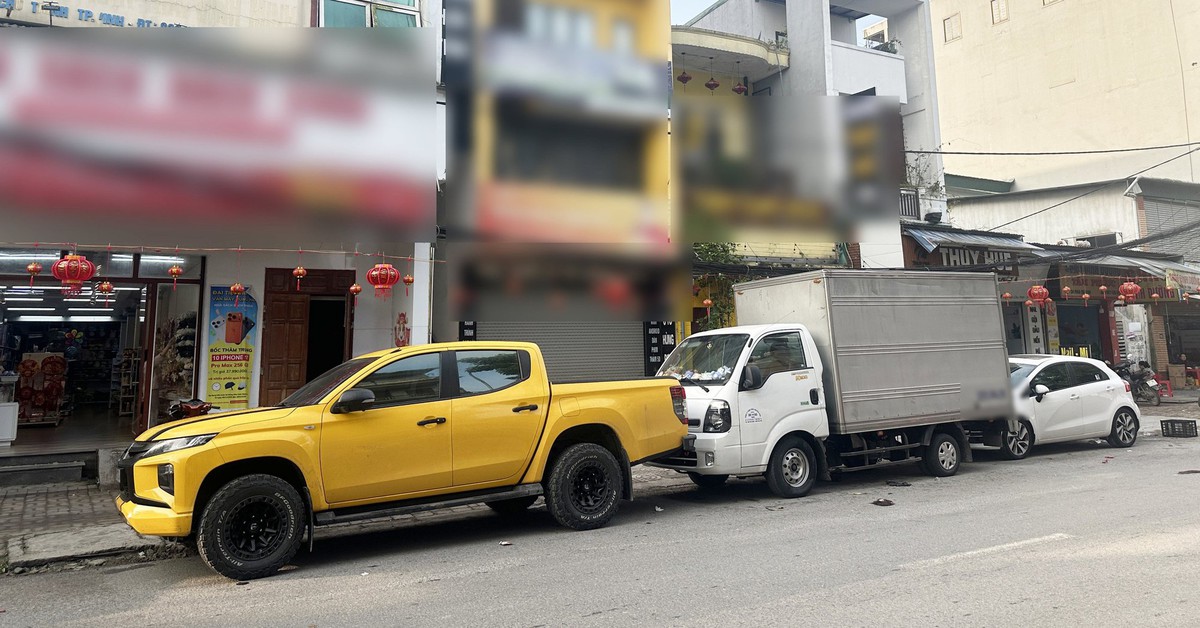 Đậu xe chắn cửa hàng buôn bán: Hành xử văn minh, đừng đổ thừa thiếu biển cấm