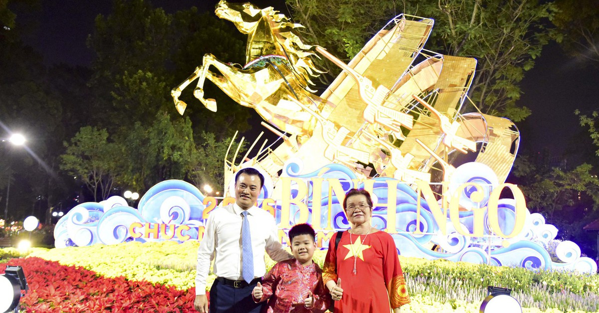 Khai mạc Hội hoa xuân TP.HCM, người dân ngắm bonsai, xem ngựa diễu hành