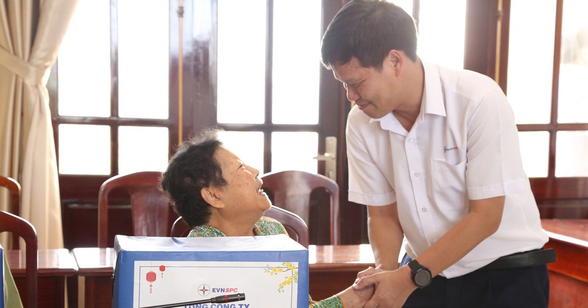 Điện lực miền Nam mang Tết đến với người nghèo