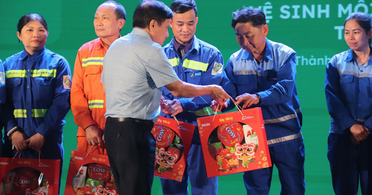 Trao 500 suất quà Tết cho công nhân vệ sinh môi trường ở Đà Nẵng