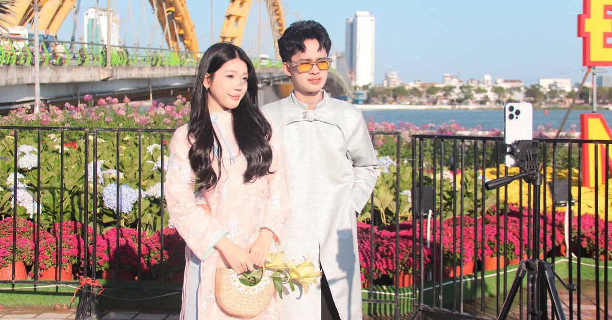 Chưa khai trương, đường hoa Đà Nẵng đã hút khách đến check-in