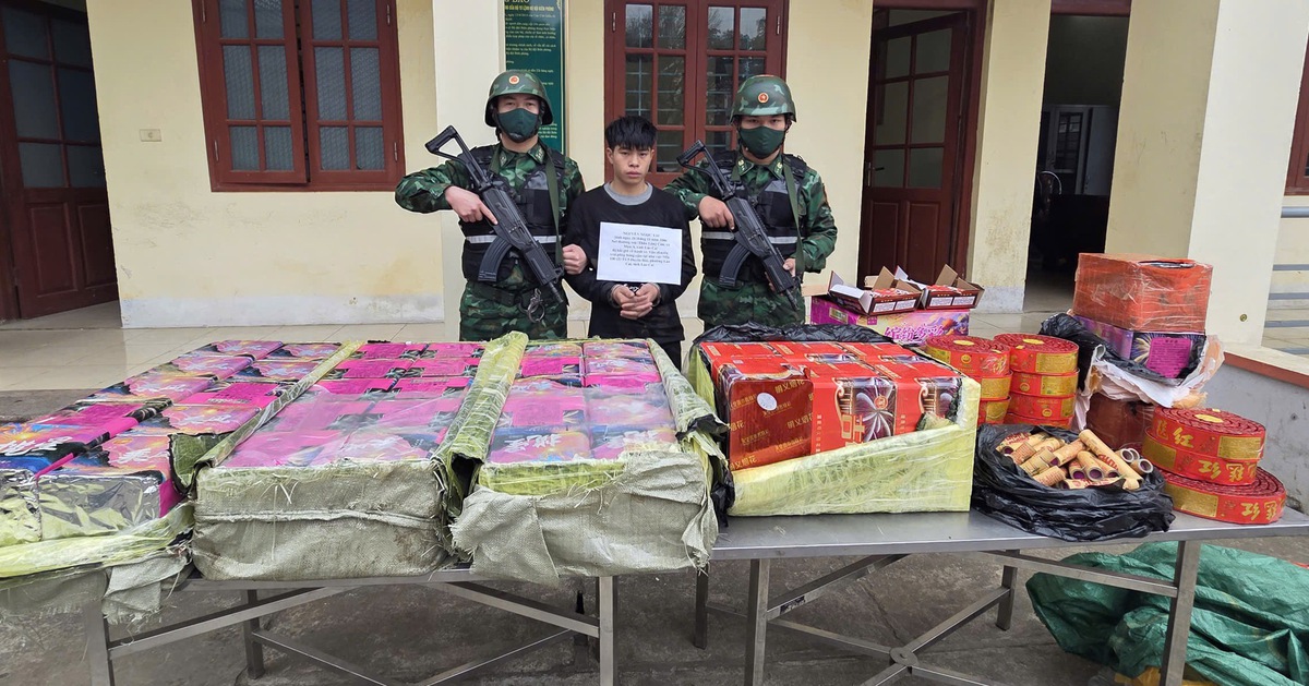 Bơi qua sông Hồng sang Trung Quốc vác 5 bao pháo lậu về Việt Nam