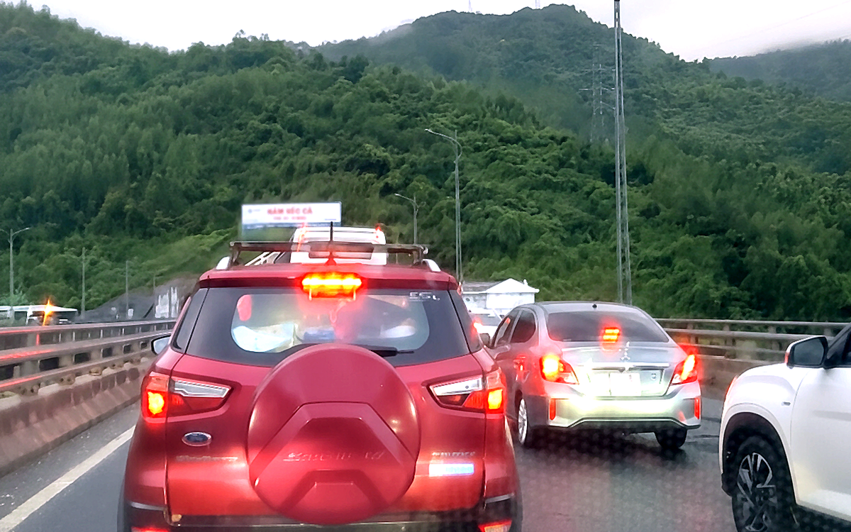 Ùn tắc khu vực hầm đèo Cả, cảnh sát giao thông căng mình điều tiết