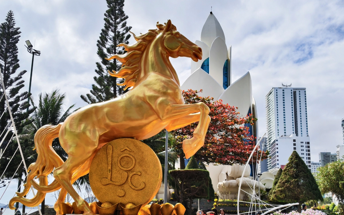 Ngựa vàng, ngựa bạc Nha Trang tung vó mang tài lộc cho năm mới