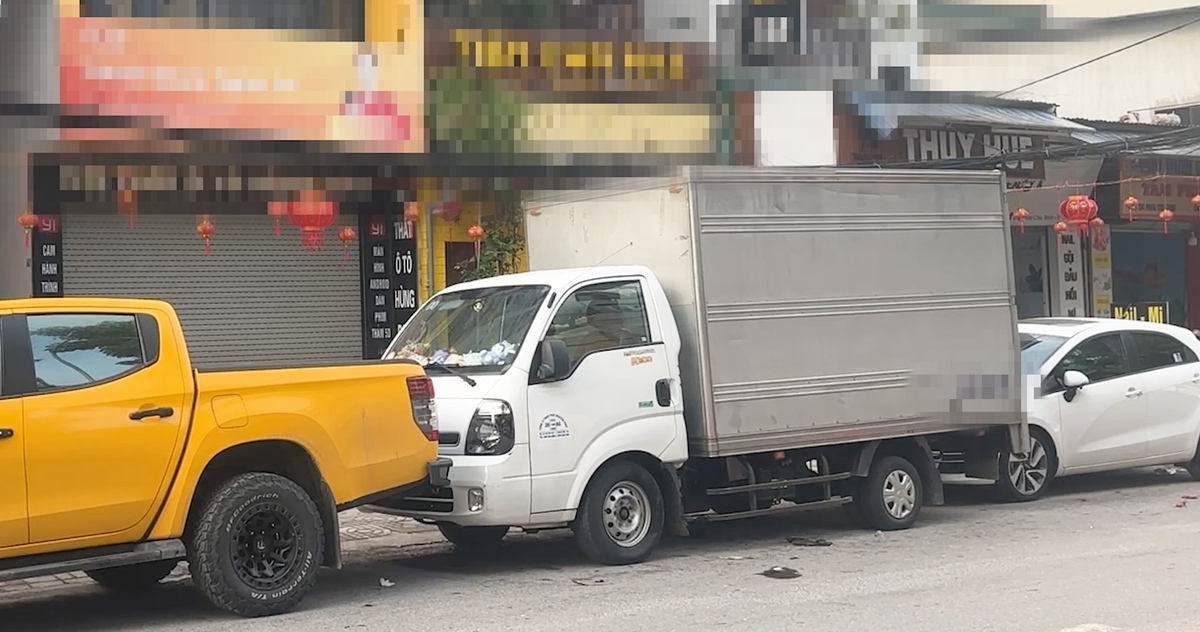 Bị xe tải đậu chắn 'mặt tiền' buôn bán dịp Tết, chủ cửa hàng mang 2 ô tô chặn đầu đuôi